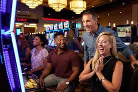 Giao diện 88vvv trên điện thoại di động thể hiện trải nghiệm bóng đá và casino